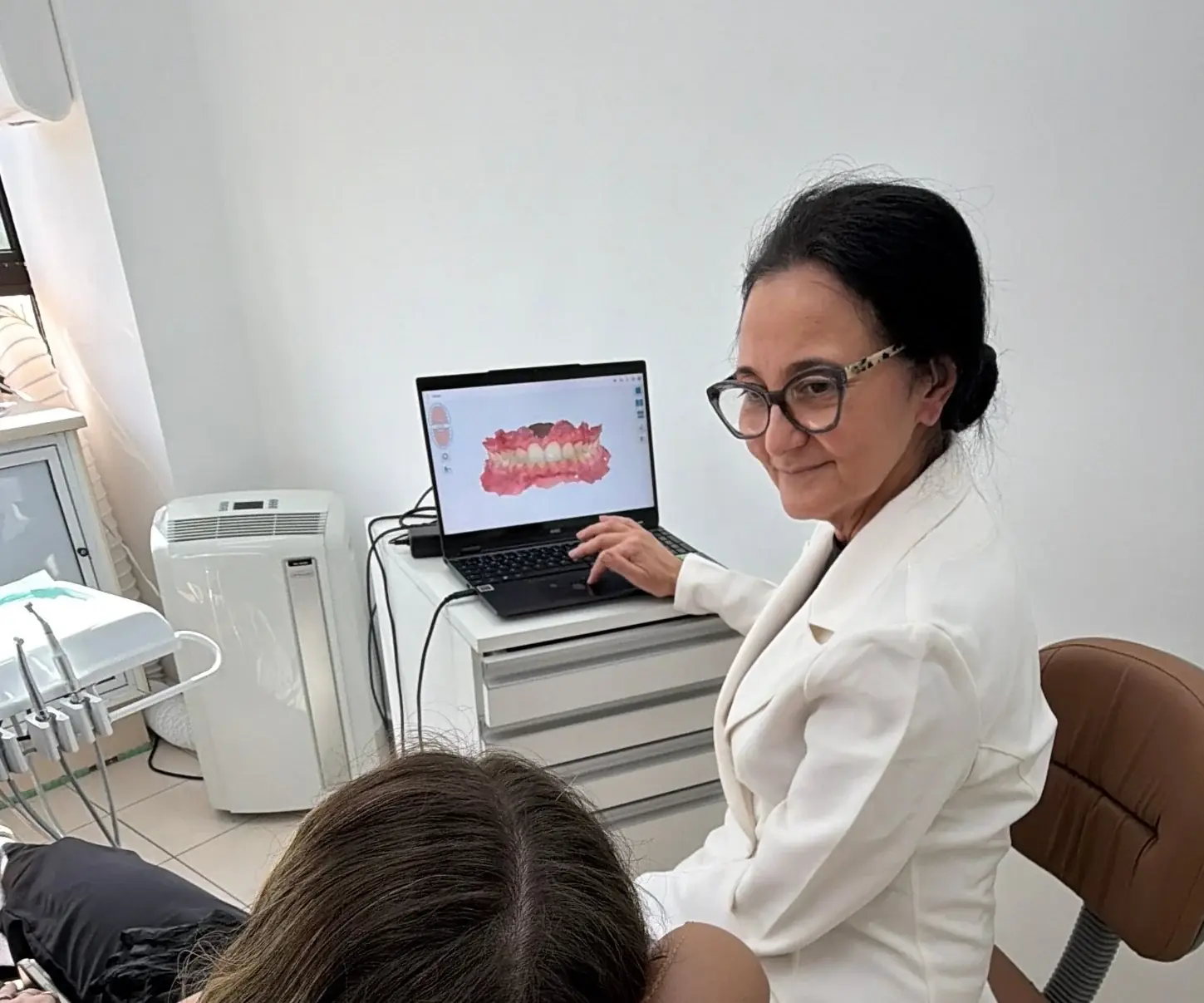 Dra. Cássia Lello atendendo no consultório