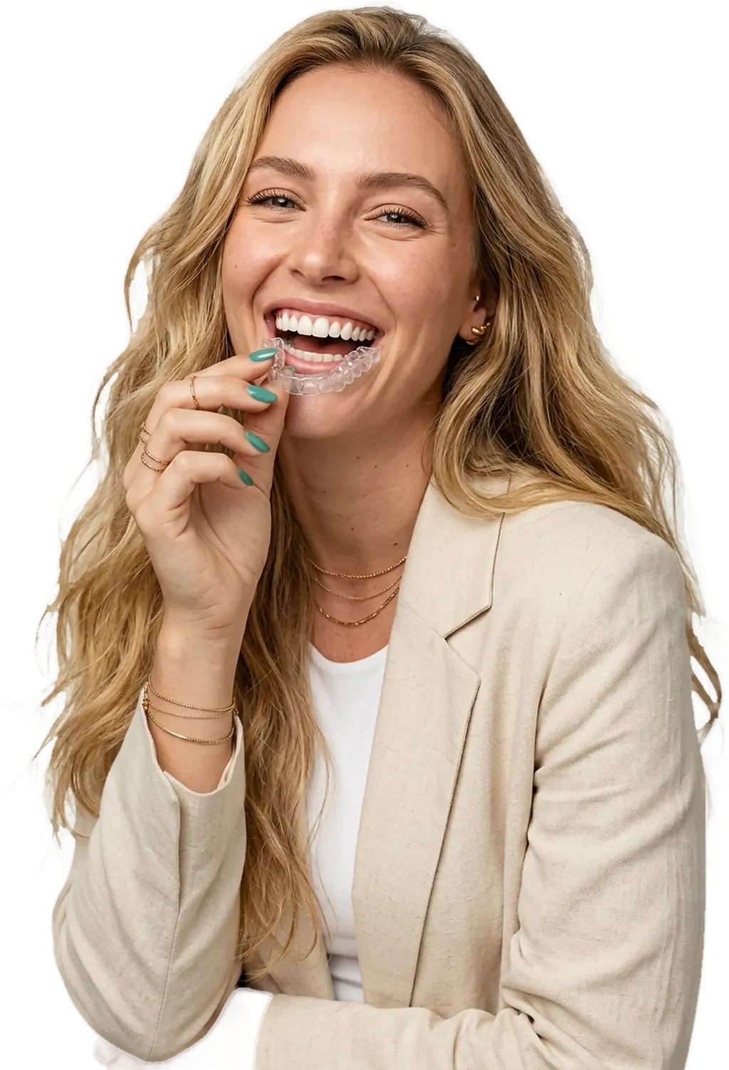 Paciente sorrindo segurando um alinhador transparente