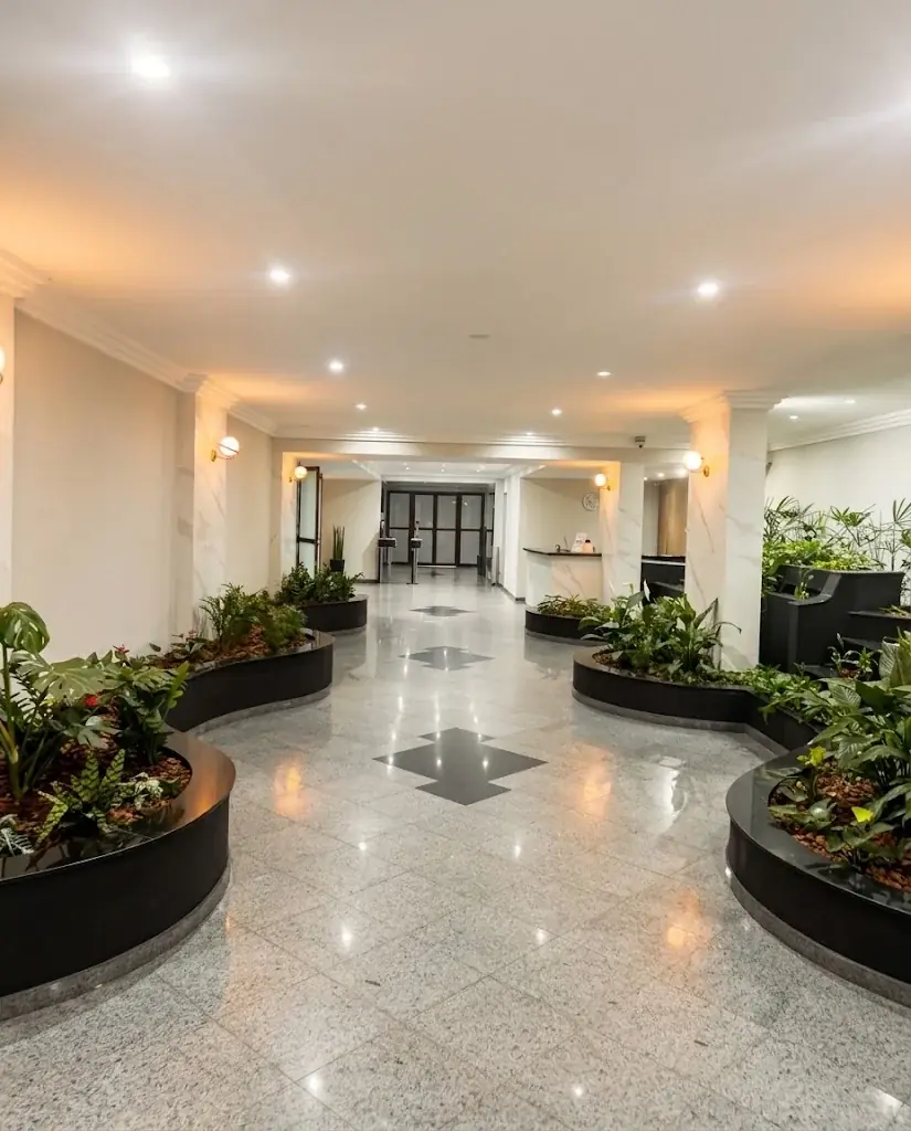 Hall de entrada do edifício, com jardins internos